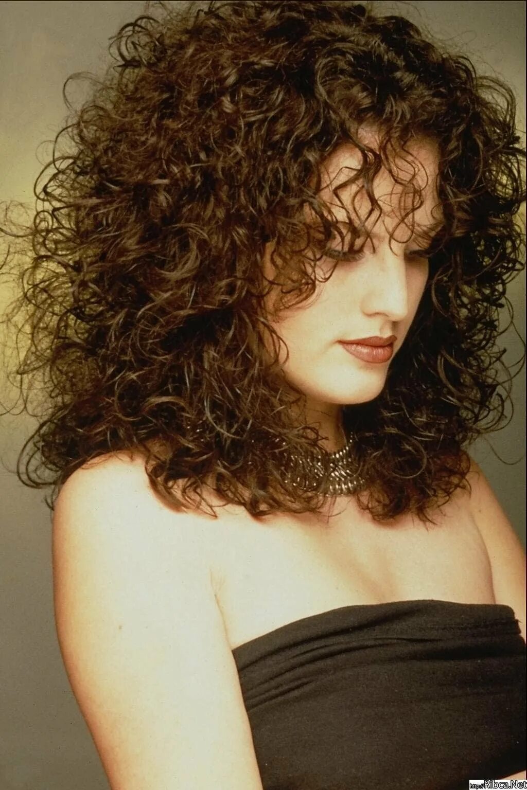 Керли шег. Стрижки на кучерявые волосы. Каскад 2022 на кучерявые волосы. Завивка на каскад. Керли кудри биозавивка.