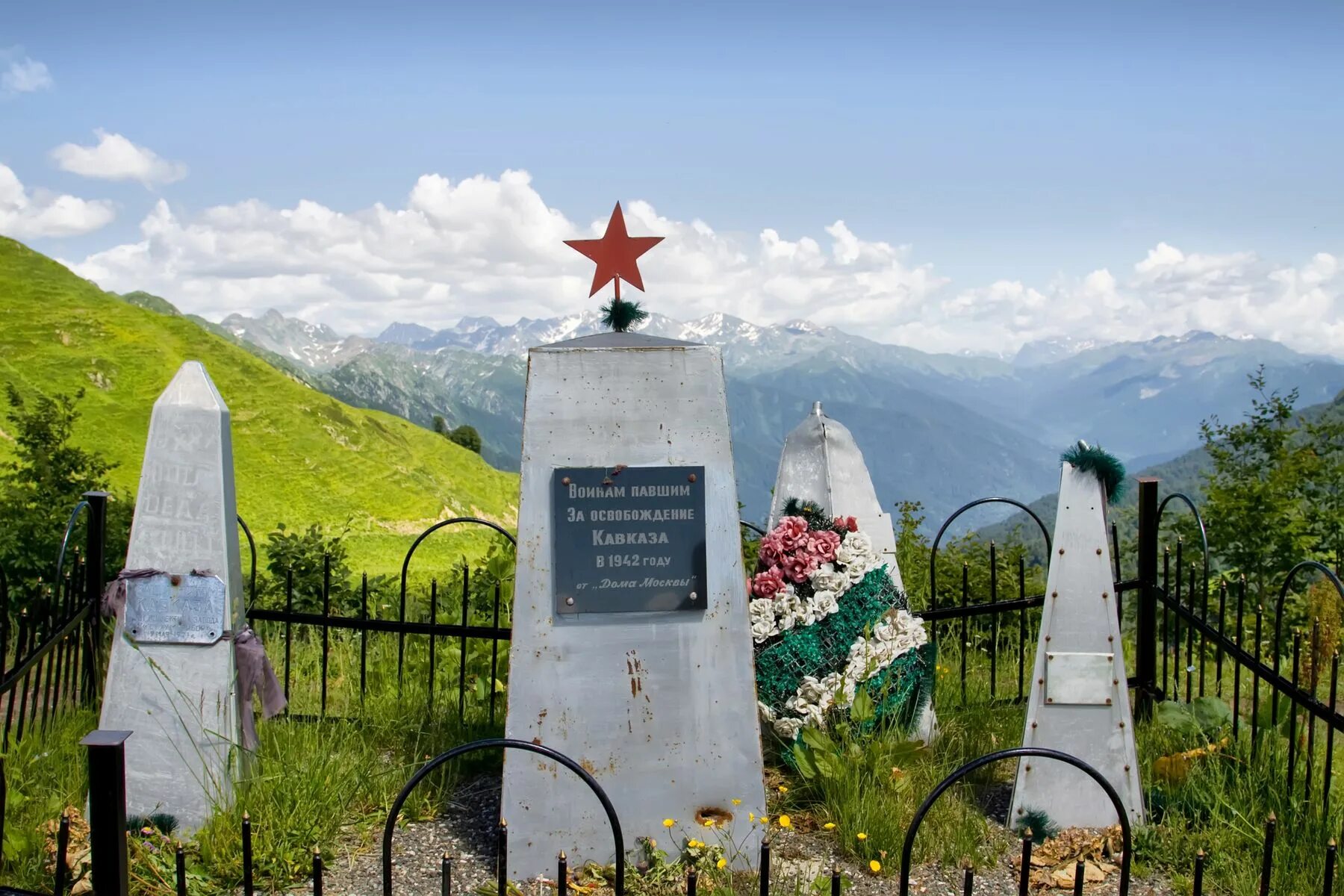 Защитников кавказа. Памятник защитникам перевалов кавказа. памятник защитникам марухского перевала. памятник защитникам кавказа в карачаево-черкесии. памятник защитникам абхазии.