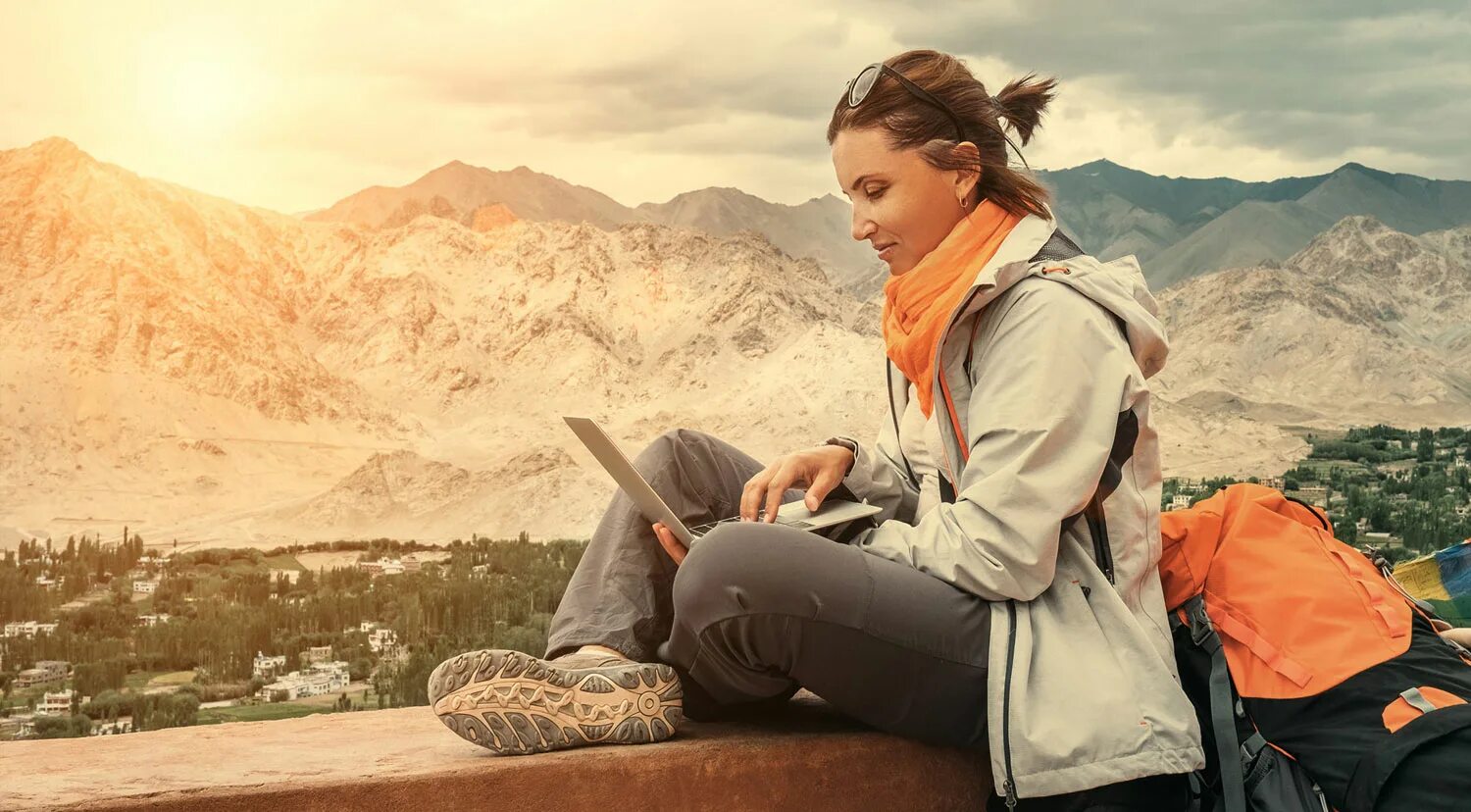 Путь в гору. Фотосессия на дороге. Путешествие летом. Дорога путешествие. Путешествовать автостопом.