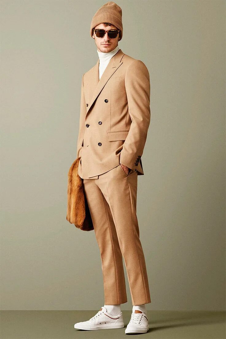 Tenue: Cardigan à col châle beige, T-shirt à col rond à rayures horizontales gri