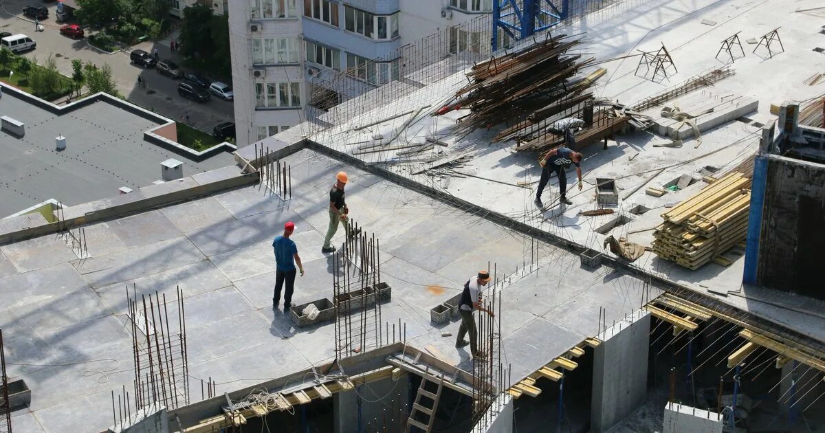 Стройка здания. Строящееся здание. Почему в европе мало строят многоэтажек. Строящийся дом. Упрощение строительства.