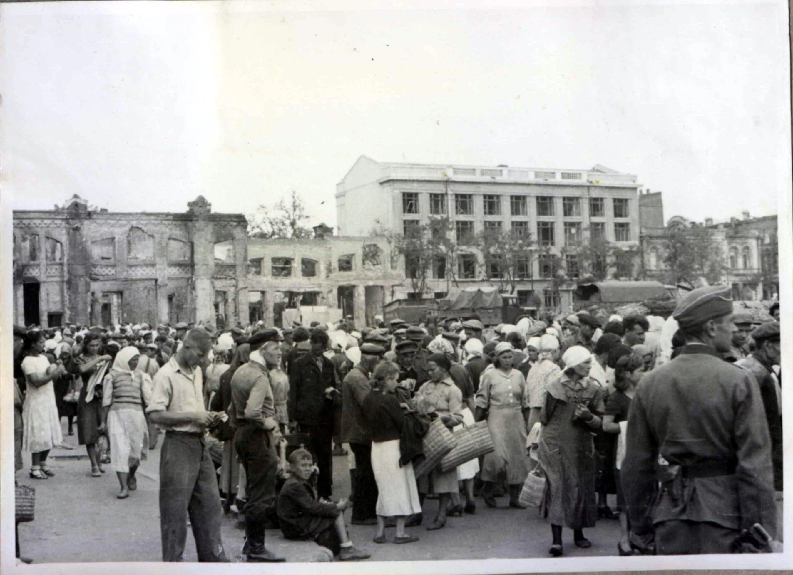 Ростов во время великой отечественной войны. Оккупация Ростова на Дону 1942. Немцы в Ростове на Дону 1941. Вторая оккупация Ростова на Дону. Немцы в Ростове на Дону 1942.