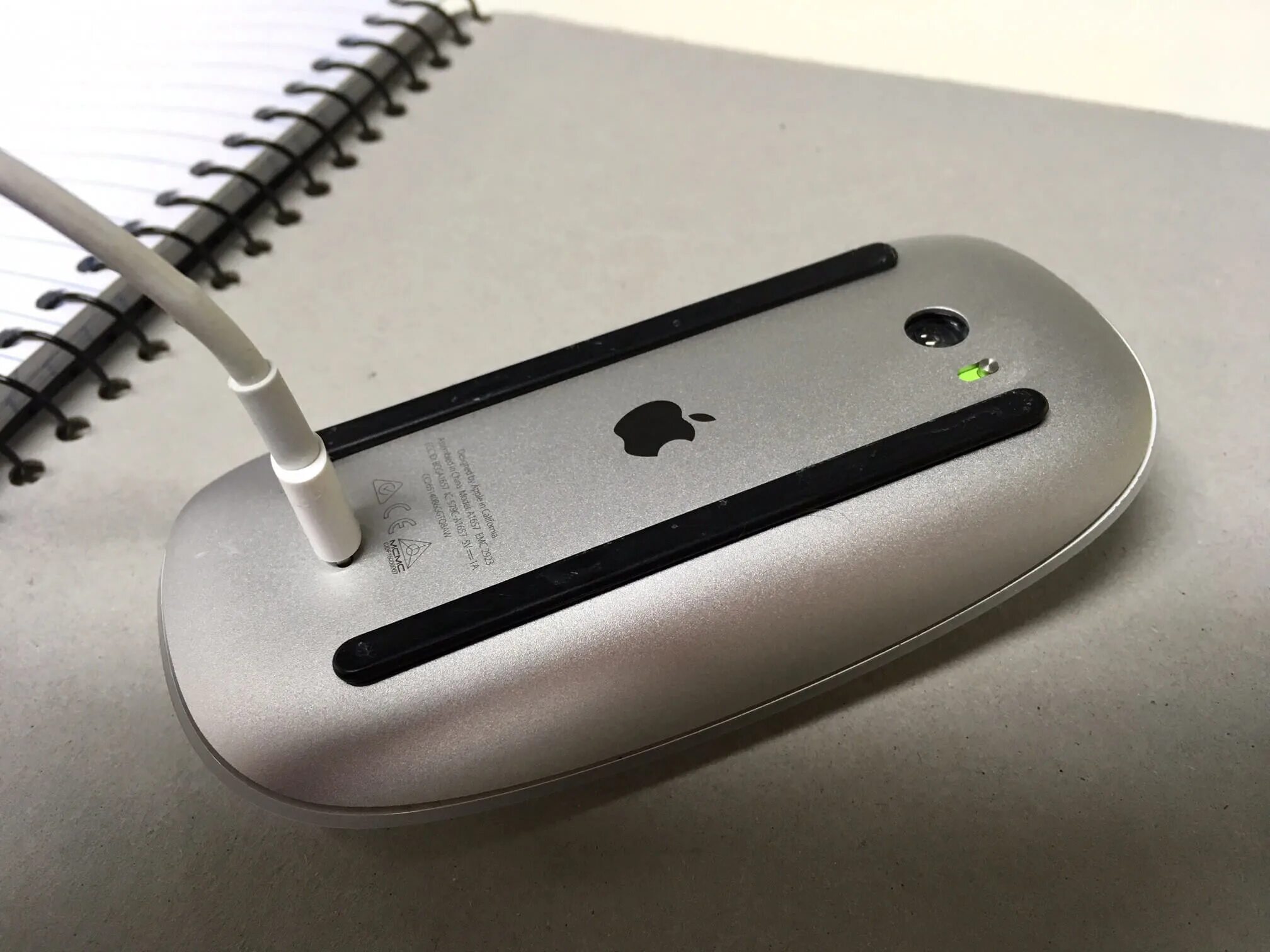 Apple Magic Mouse 2. Apple Magic Mouse. Мышь Apple Magic Mouse зарядка. Мышка эпл на зарядке.