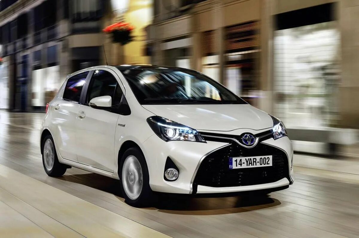 Toyota Vitz. Тойота Ярис 2014. Toyota Yaris Hybrid. Тойота Витц 2018.