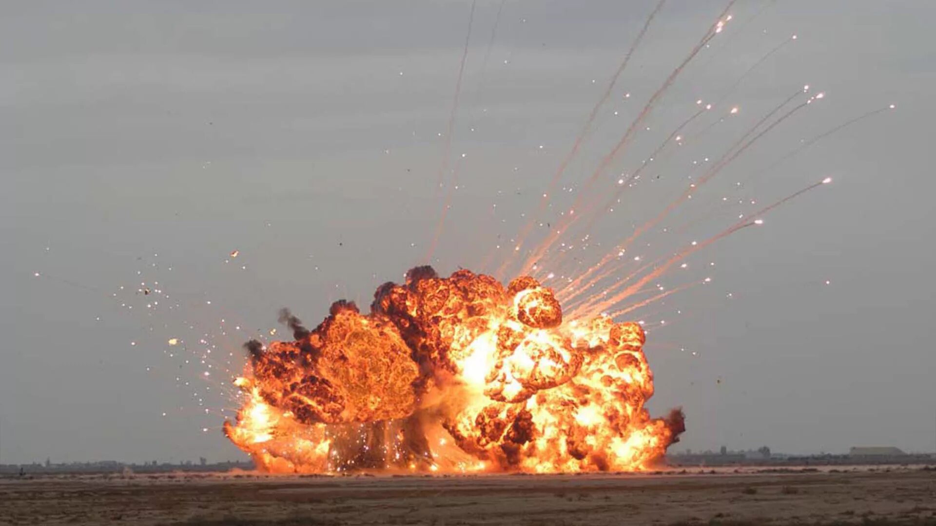 Взрыв в вегасе. Взрыв бомбы. Осколочные боеприпасы взрыв. Взрывная воздушная волна.