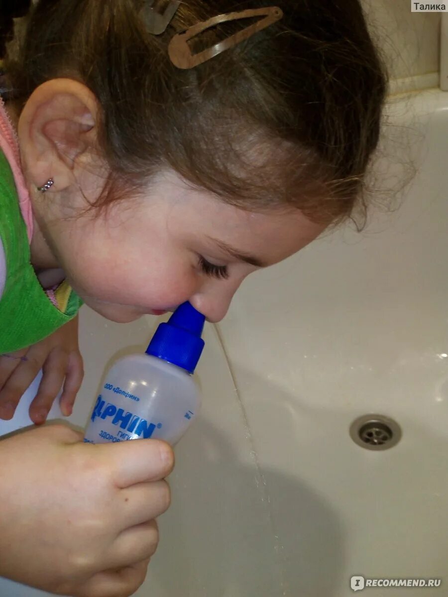 Промывка для носа для детей. Промывание носа. Промывание носа долфином ребенку. Промывать нос долфином ребенку. Правильное промывание носа Долфин.
