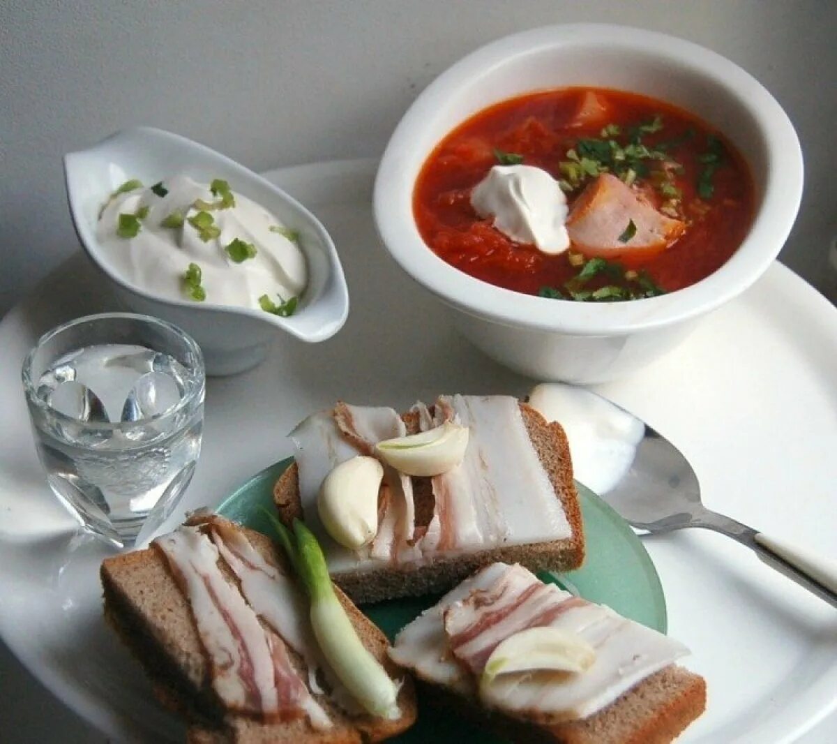 И губа в борще и ваще. Девчата высказывания. Бордовый борщ. Цитаты из фильма девчата. Открытки с обедом.