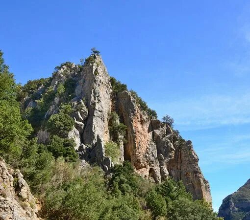 Уступ на горе тайгет в лаконии. Гора тайгет в греции. скала тайгета. тайгет туапсе. тайгет 40.