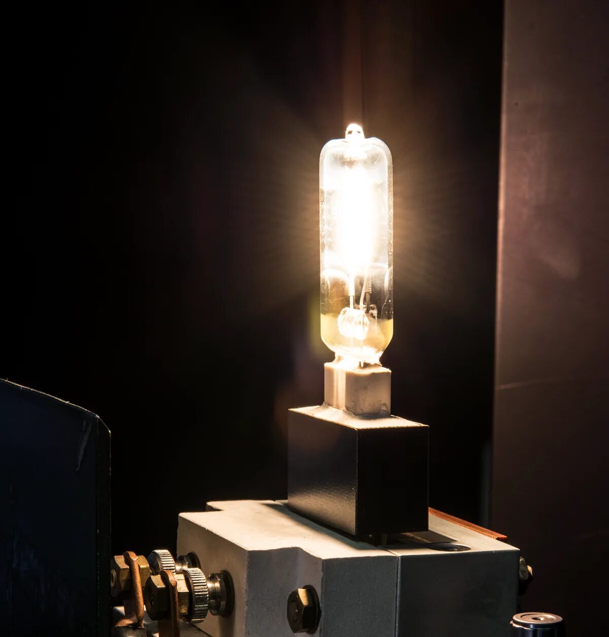 Bright lamp. Lampfel bakre dimjus.