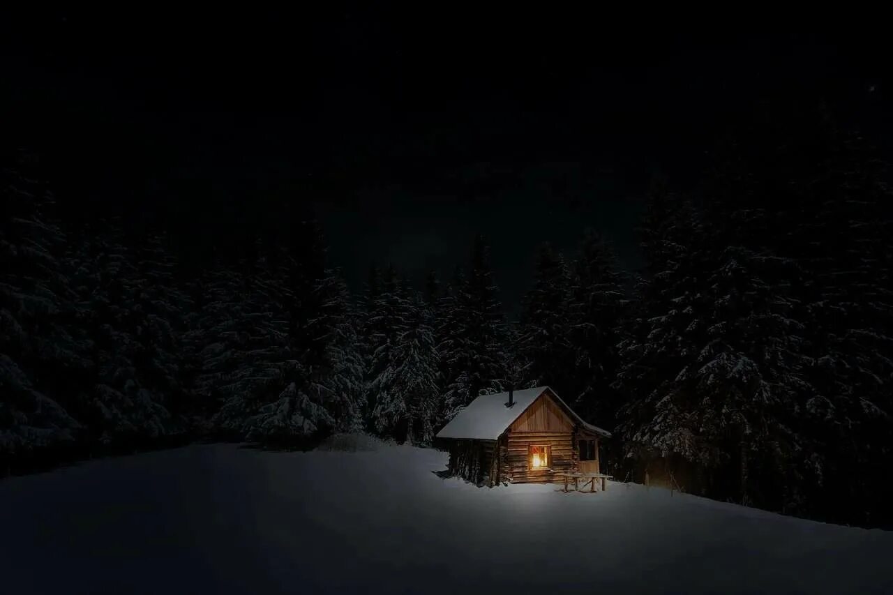Домик в ночном лесу. Дом в лесу. Зима заимка тайга избушка сибирь. Дом в лесу ночью. Дом в лесу ночью.