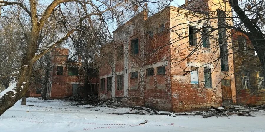 Заброшенные здания на нижней террасе Ульяновск. Нижняя терраса Заволжский район 41. Верхняя терраса Заволжский район заброшенная часть. Слом поликлиники в центре Углича. Домик на окраине скоро он будет снесен