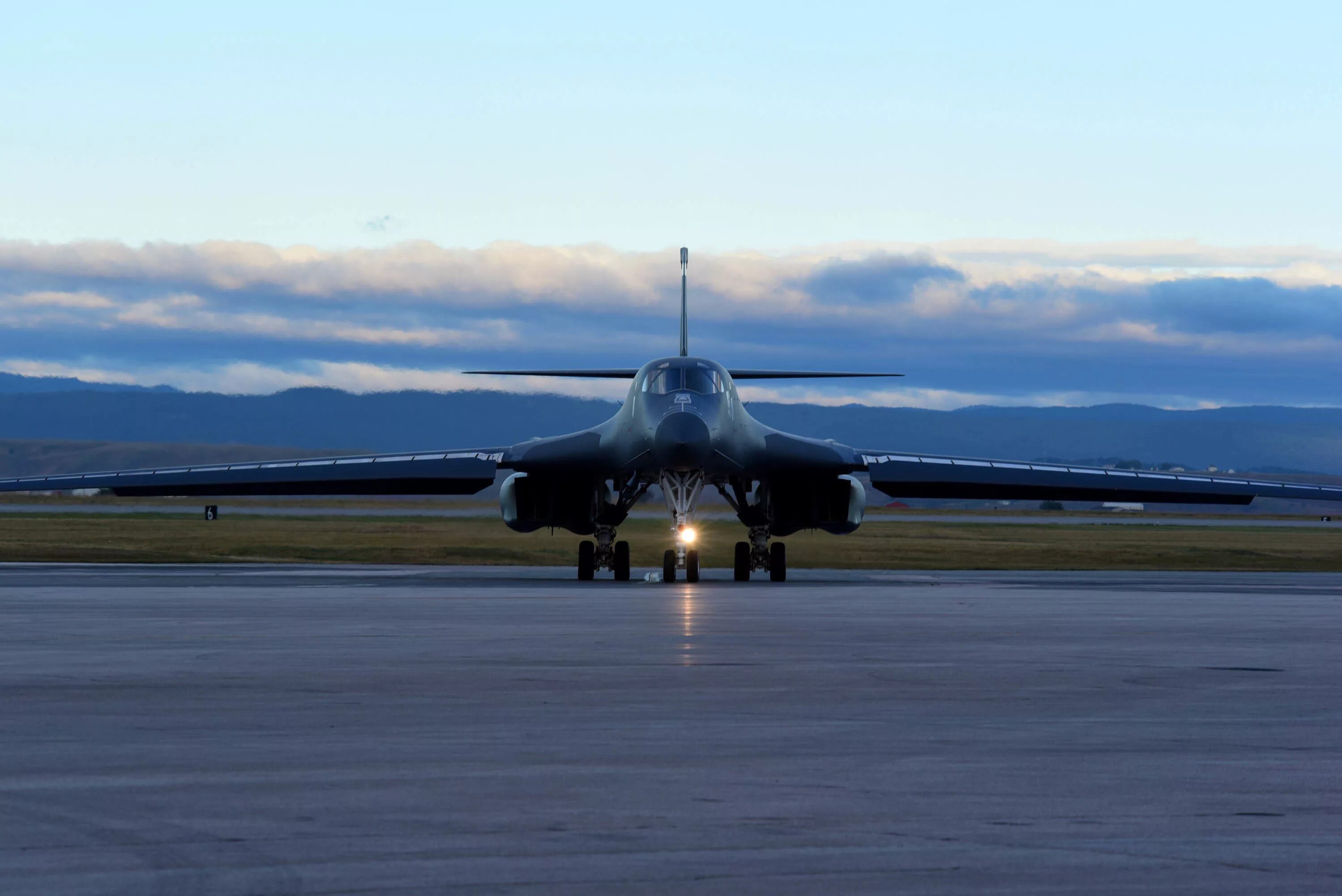 B1b бомбардировщик. Rockwell b-1b Lancer. Rockwell b-1 Lancer. Rockwell b-1 Lancer ВВС США. Rockwell b-1 Lancer бомбардировщики.