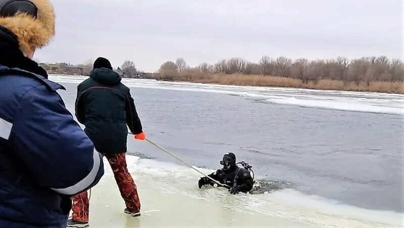 Рыбаки на Волге. Водолазы Астрахани. Наводнение на реке Волге. Очистка Волги водолазы. Вода астрахань 2023