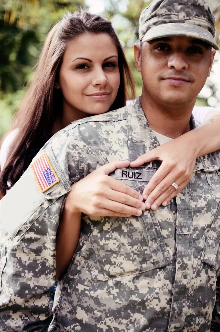 Wife form. Парень и девушка в военной форме. Жена солдата. Фотосессия с военным мужем. Жена военного.