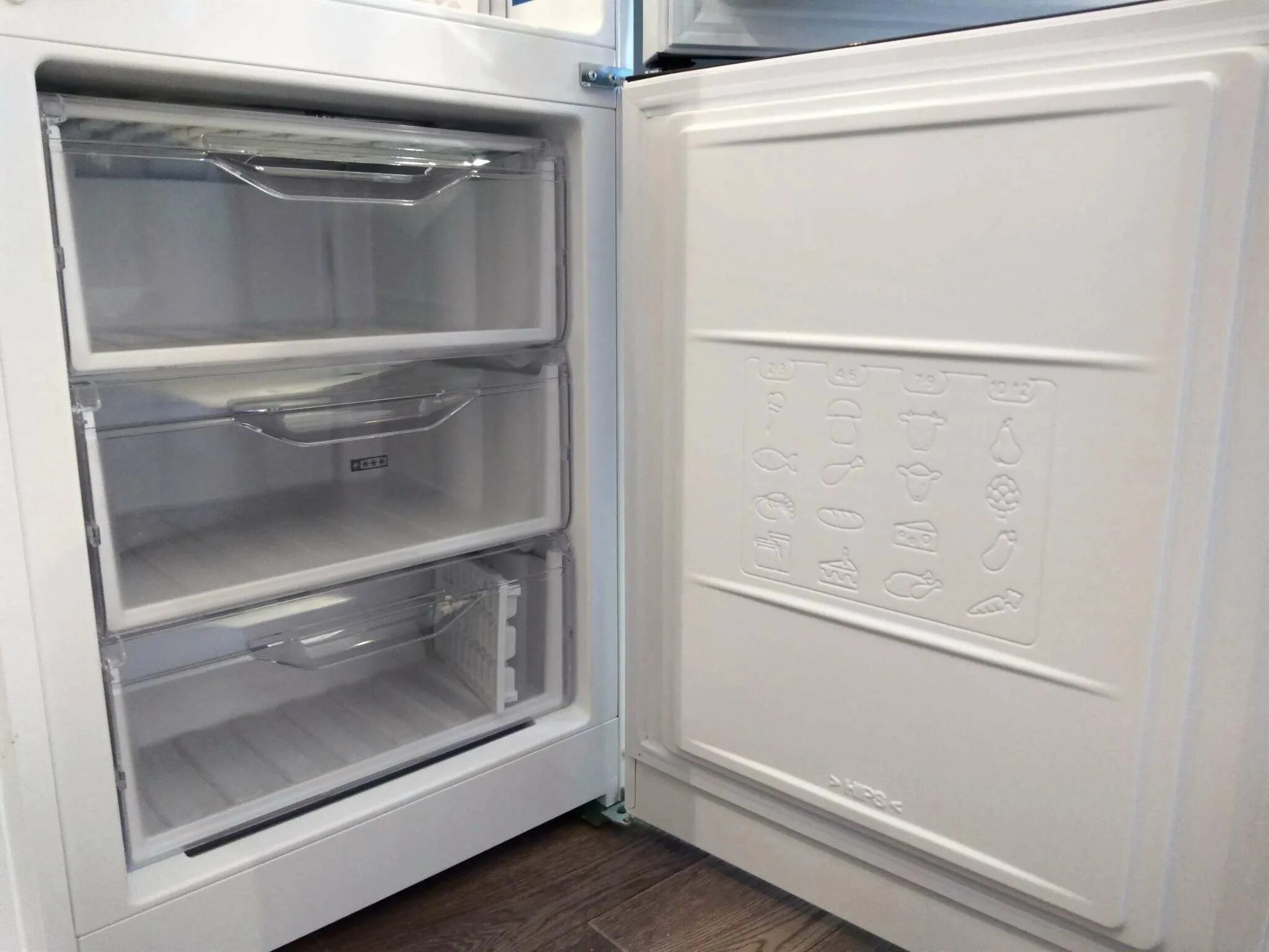 Холодильник Индезит 4160w. Холодильник индезит гудит