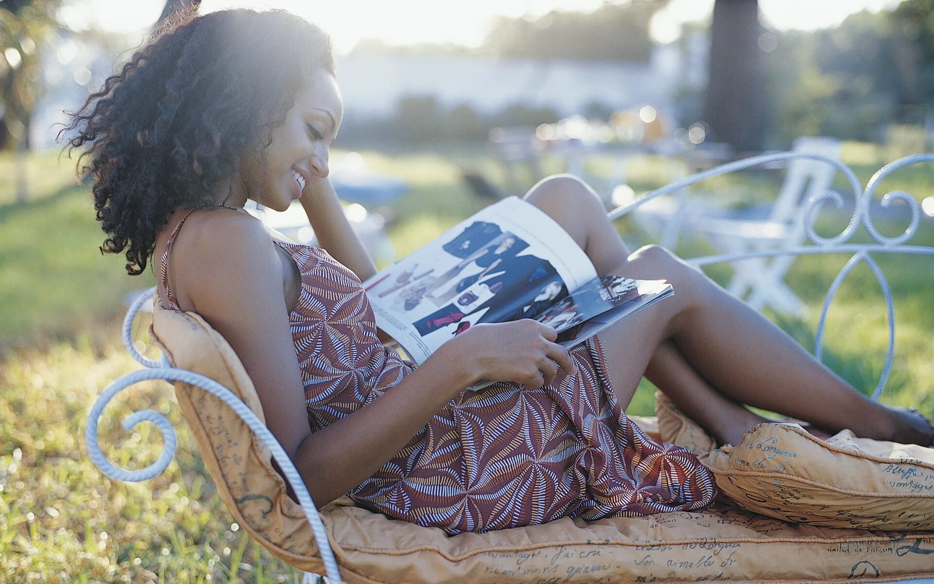 She reads magazines. Девушка с журналом. Девушка с журналом фотосессия. Девушка читает. Журналы для женщин.