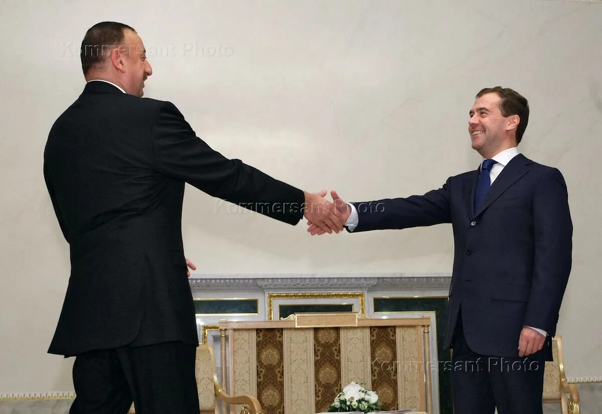 Переговоры медведева. Встреча Медведева и Царукяна. Медведев встретился с женщиной президентом. Медведев на встрече в кителе.