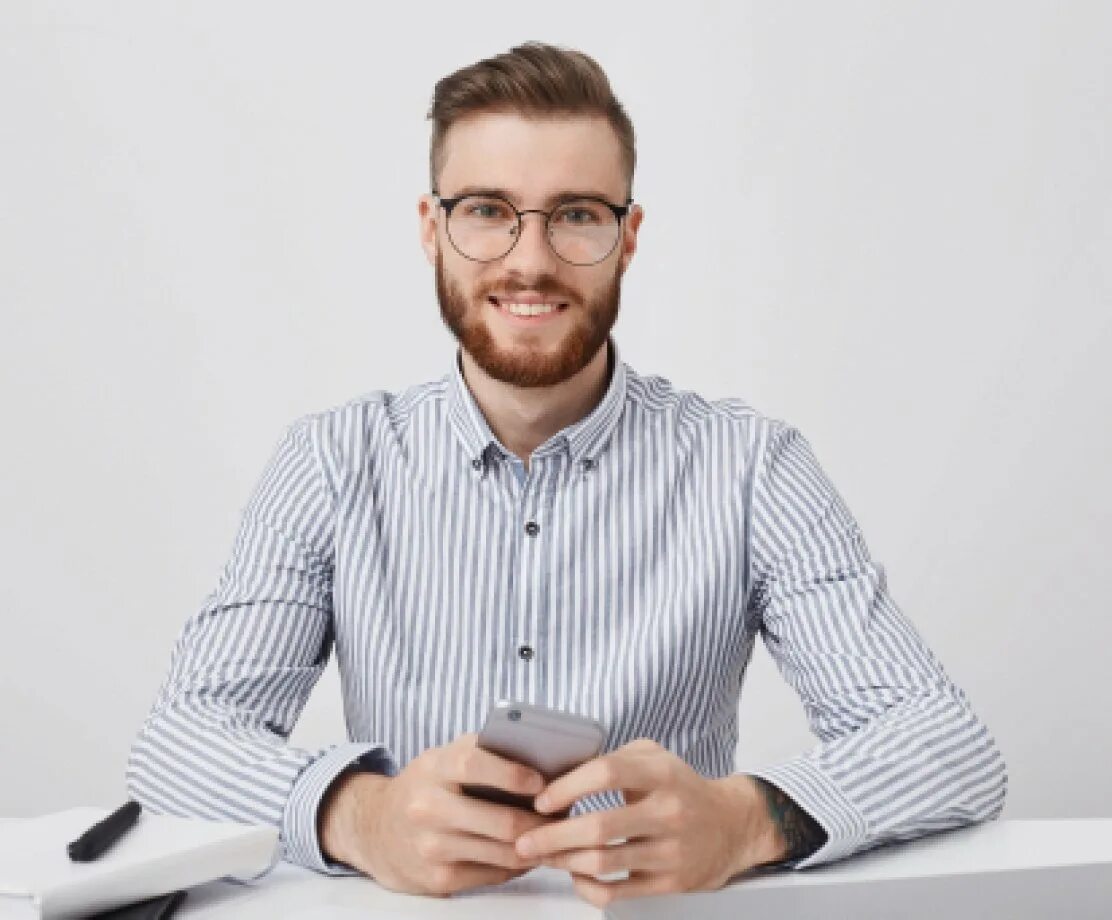 Женщина в офисе радуется. Наслаждение работой. Женщина с ноутбуком. Enjoy working. Начинающие профессионалы.