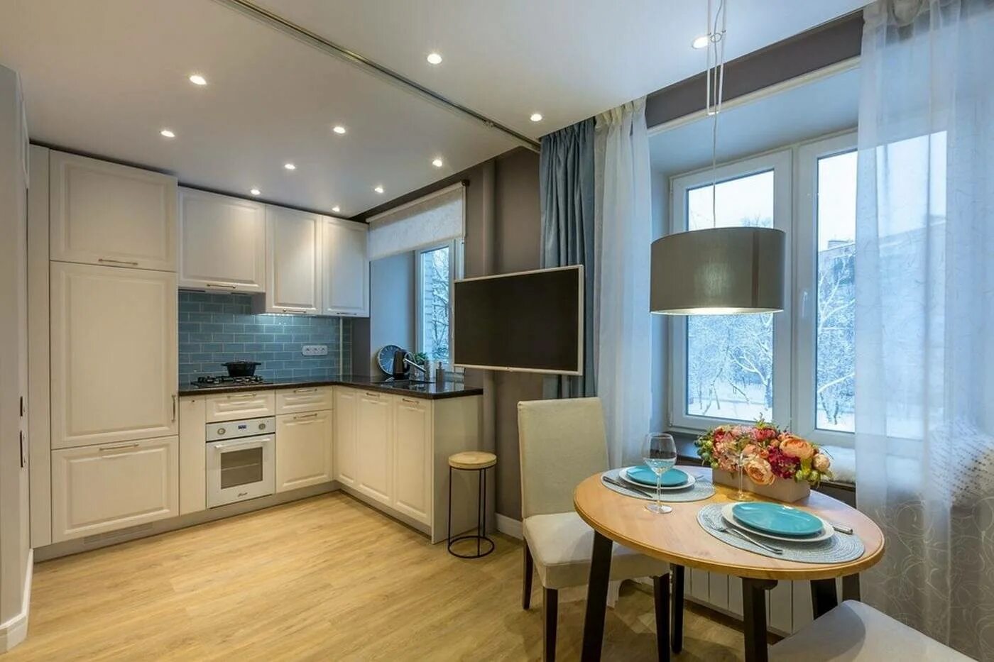 хрущевка проходная гостиная. два зала с двумя входами. гостиная с двумя проходами. интерьер проходного зала. интерьер гостиной с тремя дверьми.