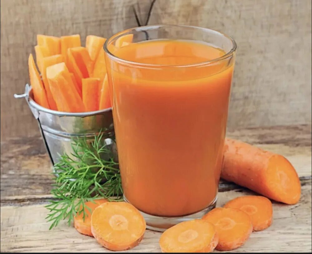 Морковный сок. Морковь и морковный сок. Стакан морковного сока. Свежевыжатый сок морковь.