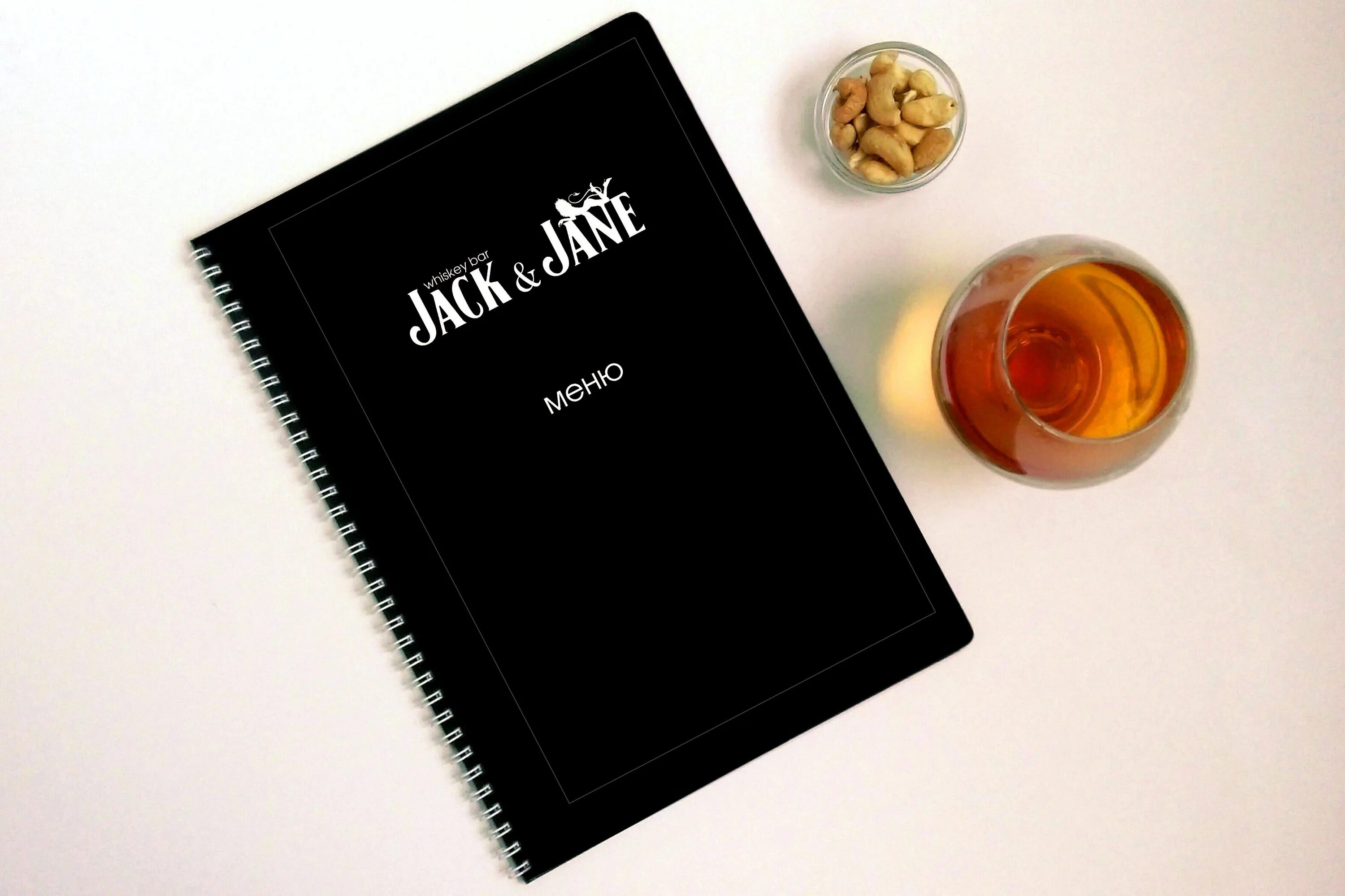 Ресторанное меню. Меню книжка в ресторане. Меню ресторана в кожаном переплете. Меню ресторана книга. Меню кафе.