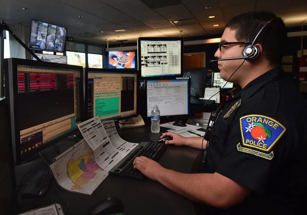 We call to police. Police Dispatcher. Полицейский командный пункт. Police оператор. С# Dispatcher.