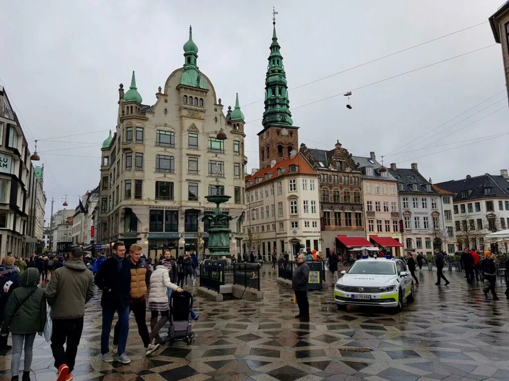 Время в копенгагене сейчас. Копенгаген центр города. Лассерберг Копенгаген. Копенгаген старый город. Площадь Аксельторв Копенгаген.