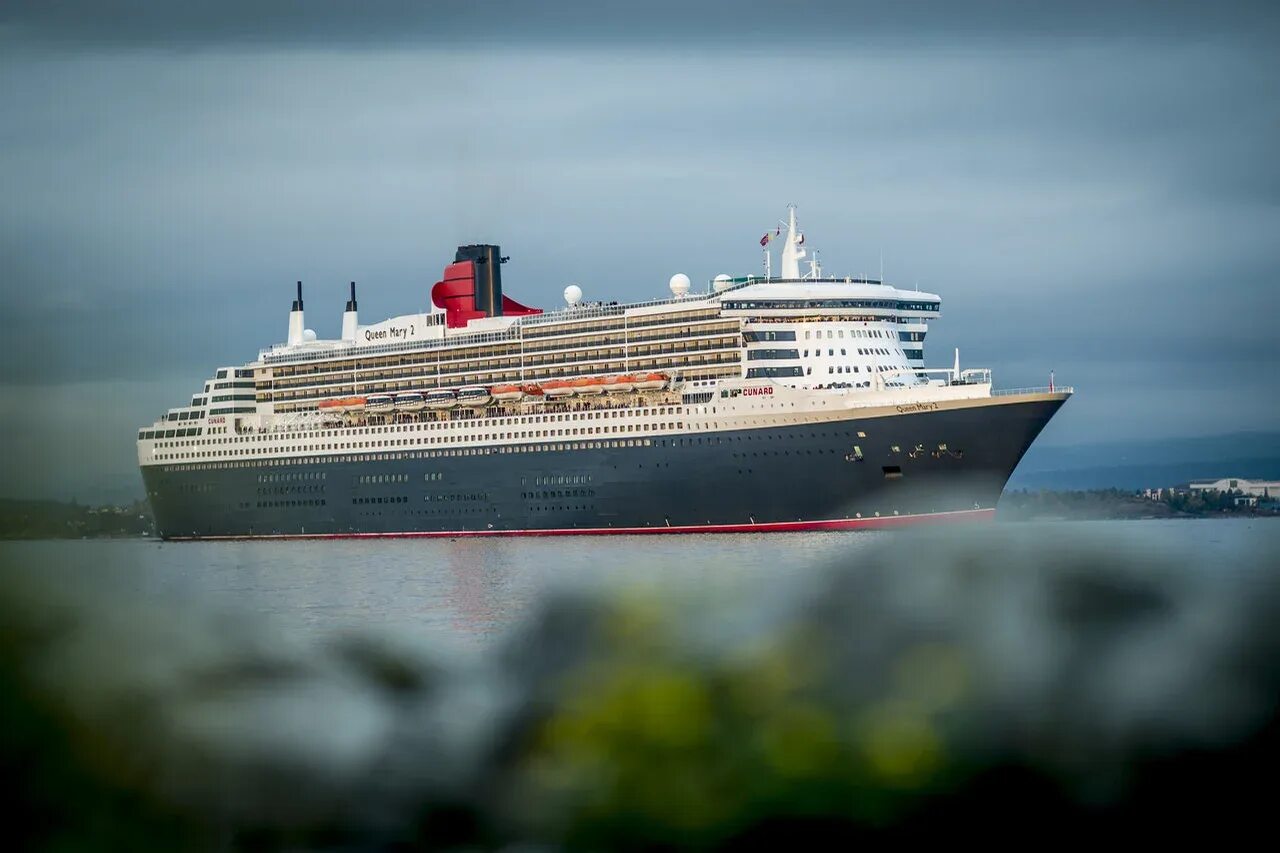 Круизный лайнер queen mary. Queen mary 2. Лайнер queen mary. Queen mary 2. Корабль квин мери 2.