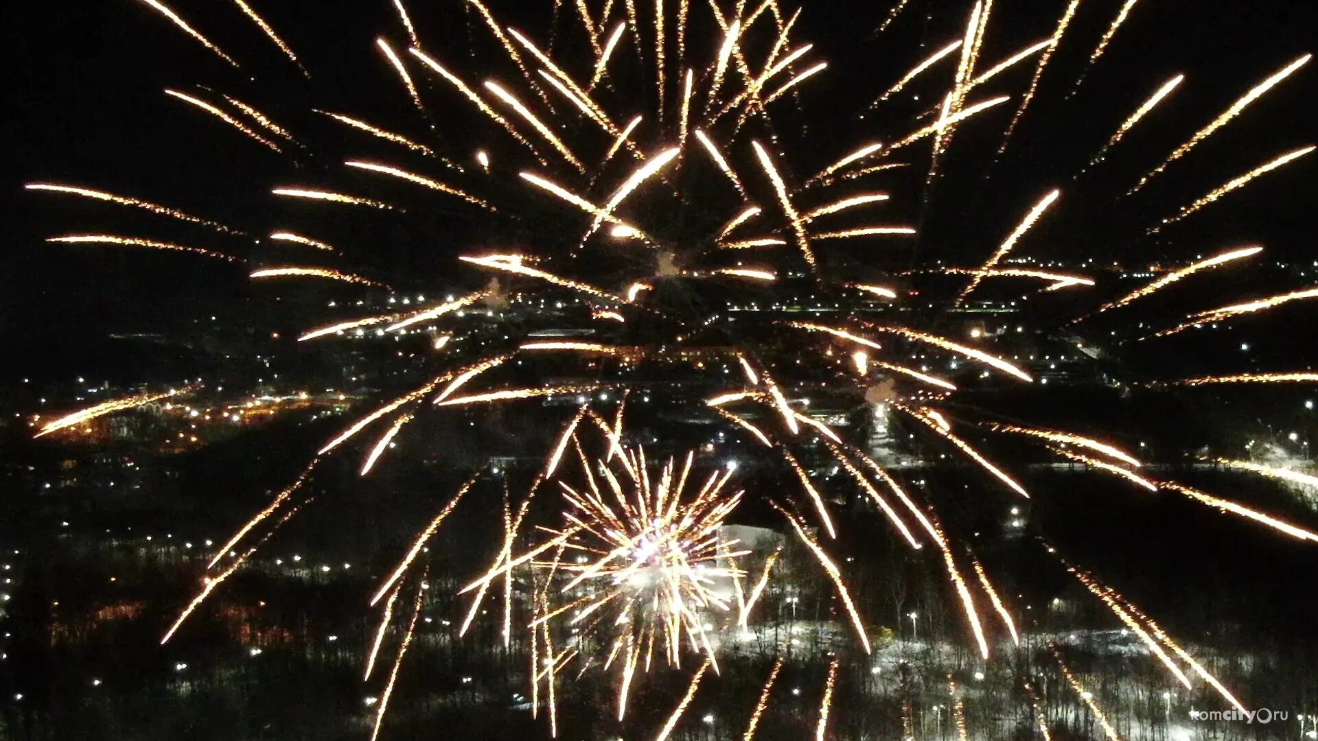 пиротехника. праздничный фейерверк. куча салютов. хлопушки и бенгальские огни. почему не будет фейерверка на новый год.