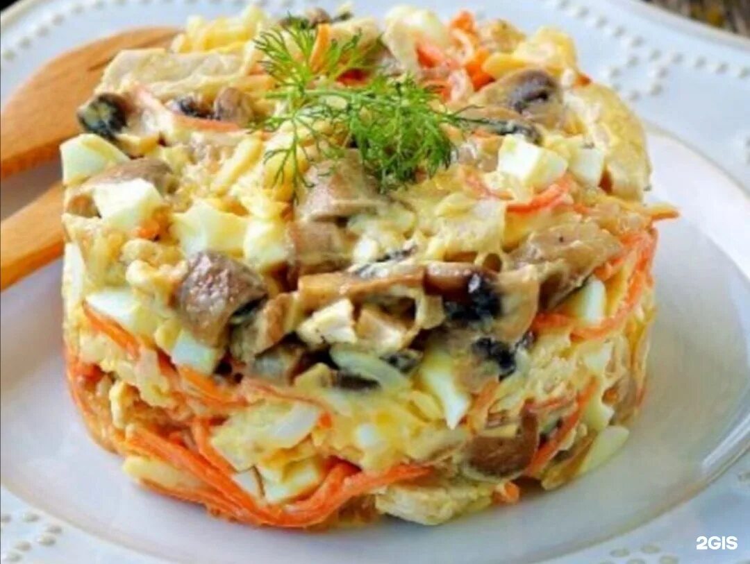 Салат с морковью по-корейски и копченой курицей. Салат из копчёной курицы с корейской морковкой. Салат курица шампиньоны корейская морковь. Салат с кор морковью и курицей. Обжорка с корейской морковкой.