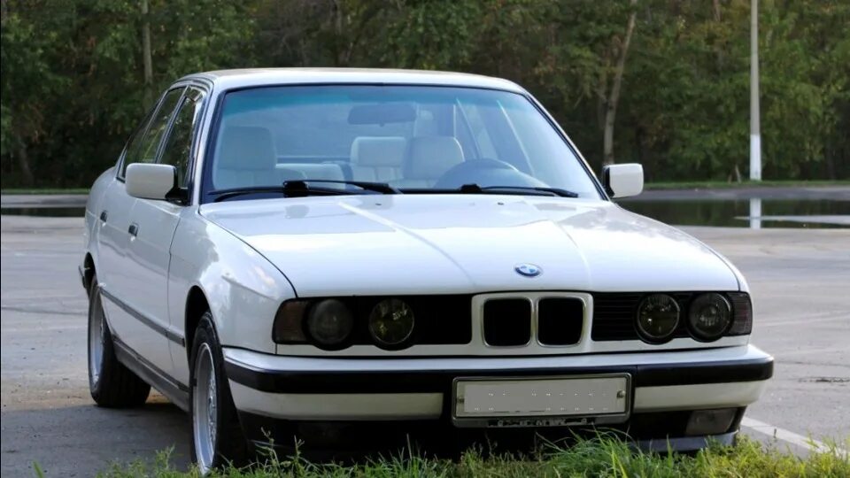 Е34 белая. BMW e34 Рестайлинг белая. BMW e34 широкая морда. Белая БМВ Е 34 широкой мордой. BMW e34 узкая морда.