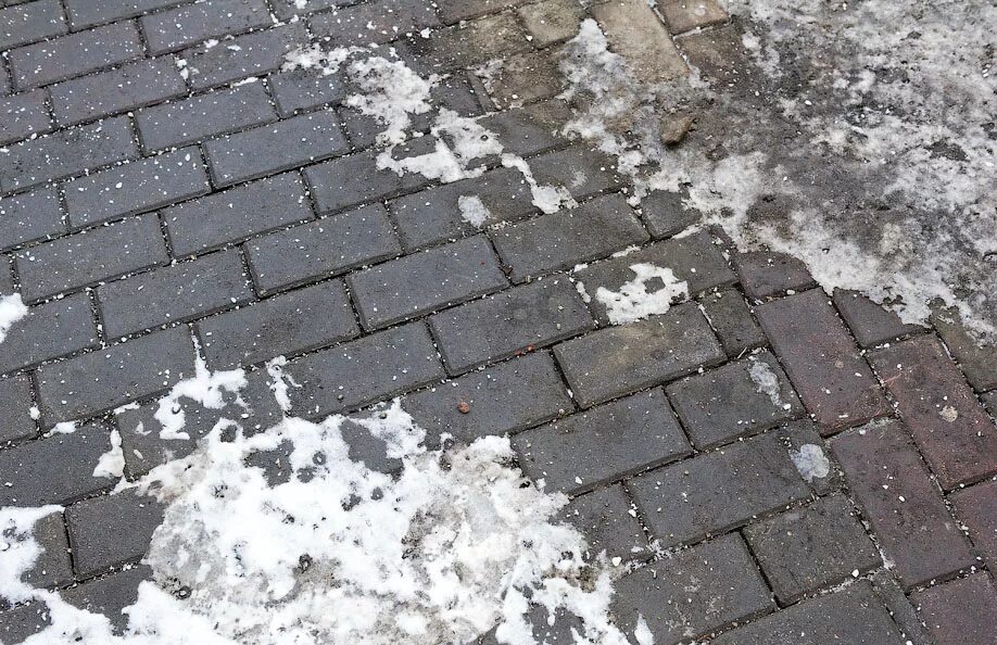 Тротуар быстро высыхал дул теплый западный. Высолы на тротуарной плитке. снег на брусчатке. снег на тротуаре. тротуарная плитка снег.