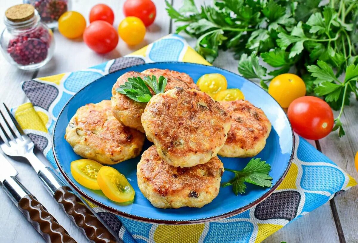 Котлеты из грудки с грибами. Биточки куриные. куриные котлеты. котлеты с сыром. биточки с грибами и сыром.
