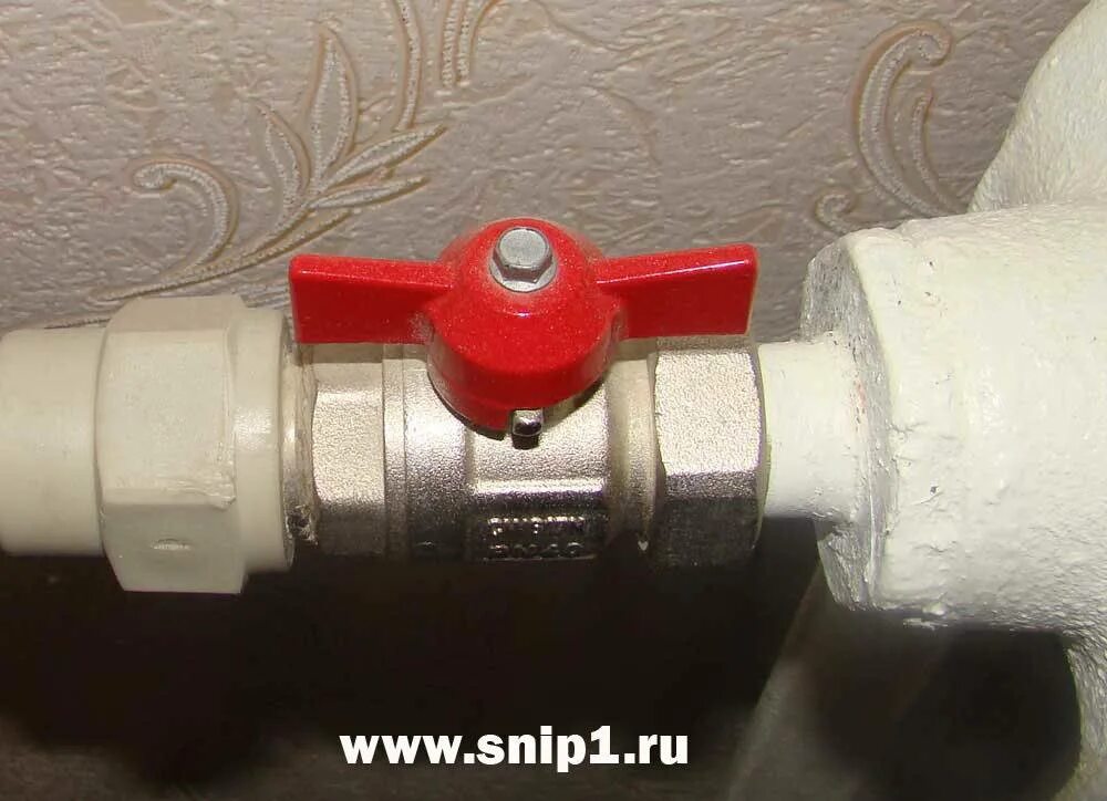 Как понять что кран открыт. Кран перекрывающий воду. кран перекрытия воды в квартире. кран перекрытия воды на батарейках. пластиковые краны перекрытия.