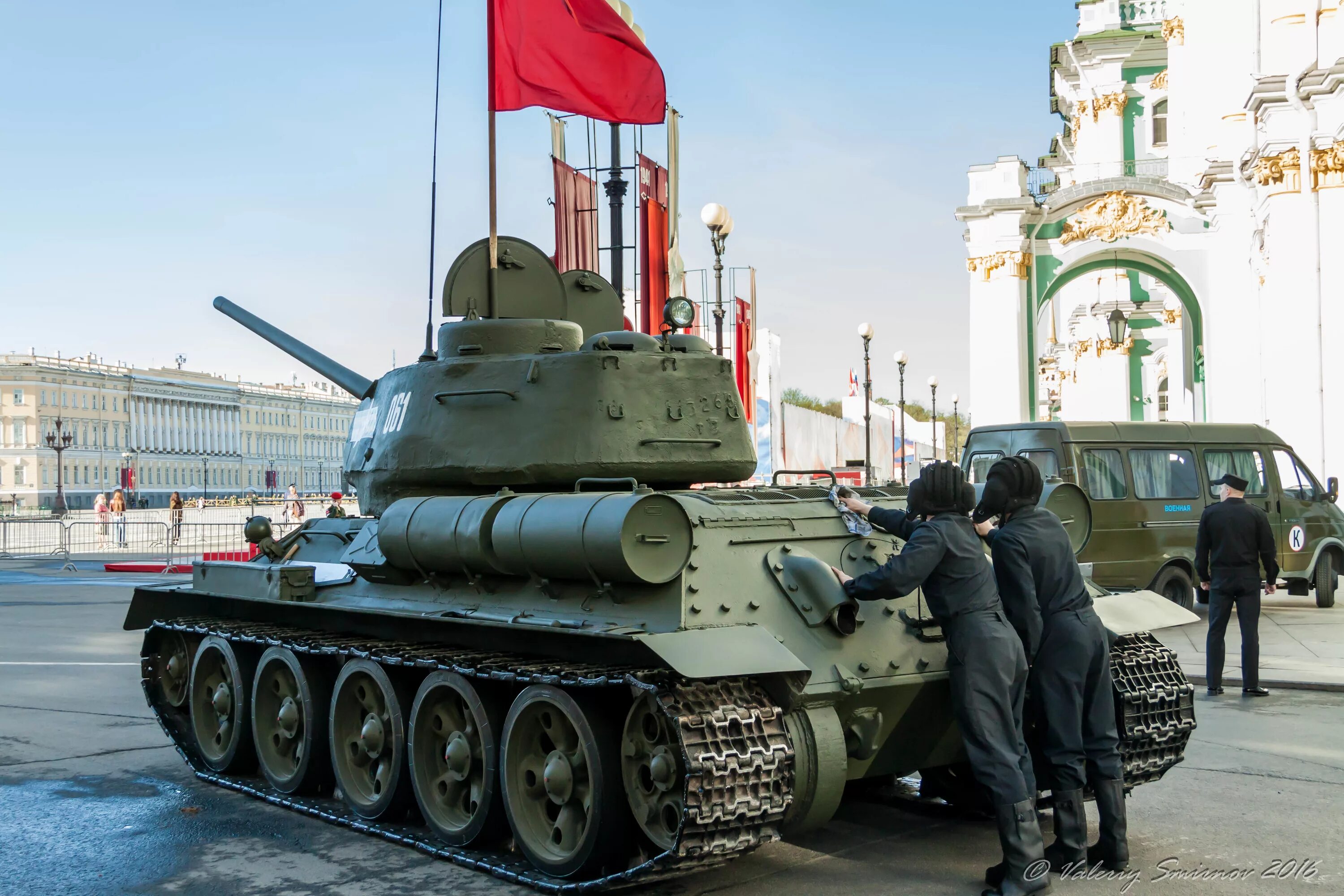 Т 34 победы. Танк т-34 на параде Победы. Т34 на Дворцовой площади. Танк т 34 85 на параде. Танк т 34 Дворцовая площадь.