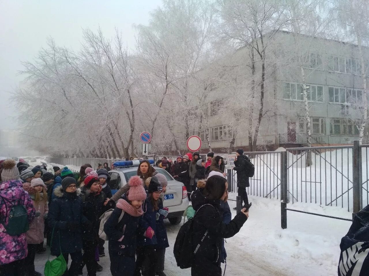 Эвакуация школ хабаровск. Заминированная 5 школа. Эвакуация. Эвакуация в школе. Эвакуация в школе.