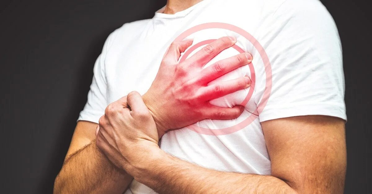 Мужчина щурится. Человек с больным сердцем. Лицо при больном сердце. Лицо больного с митральным пороком сердца. Пациент с инфарктом миокарда.