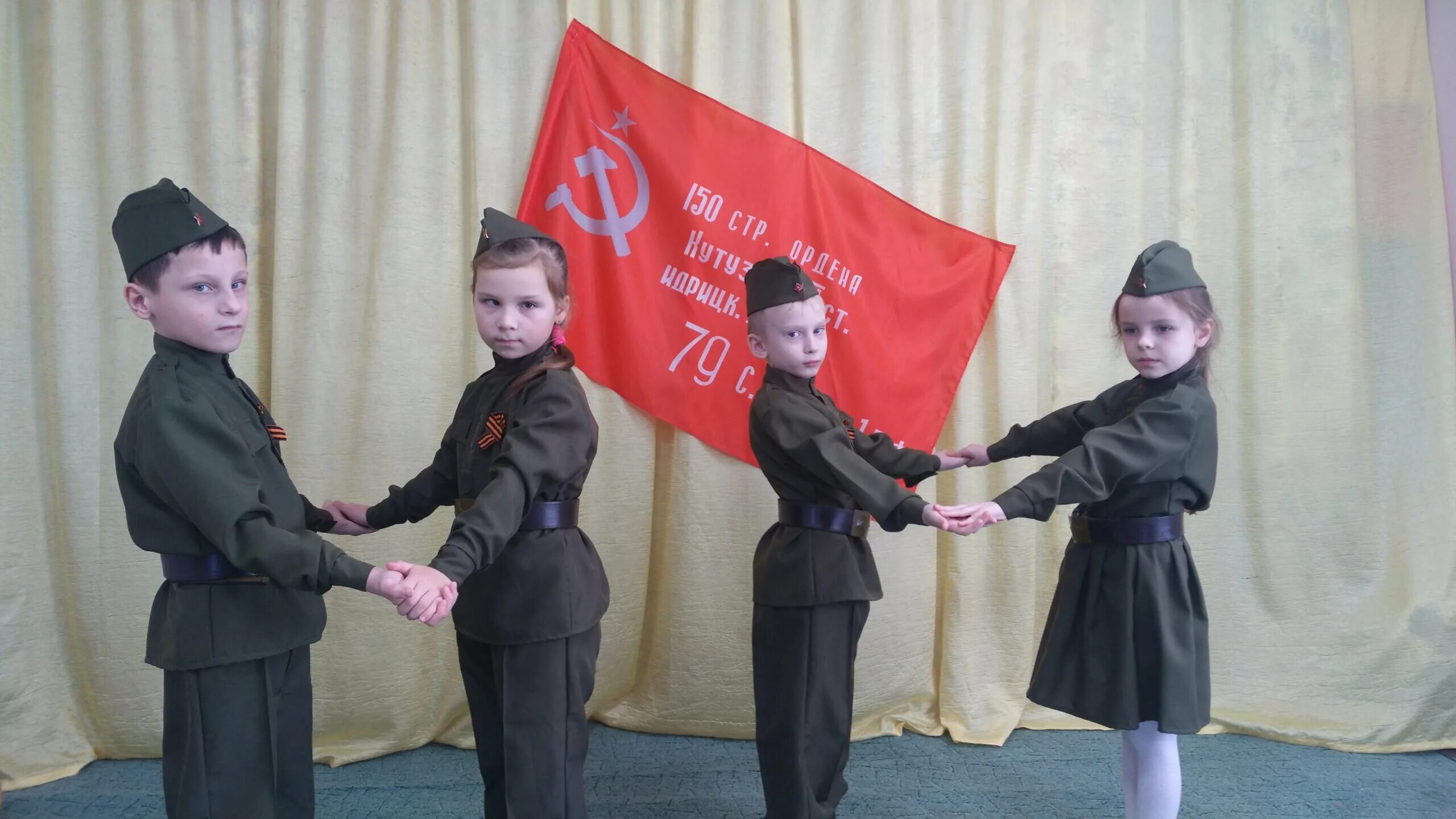 Уголок патриотизма в детском саду. Патриотическое воспитание. Картинки на патриотическую тему. Патриотическое воспитание в детском саду 23 февраля. Поделки на 23 февраля в детском на выставку.