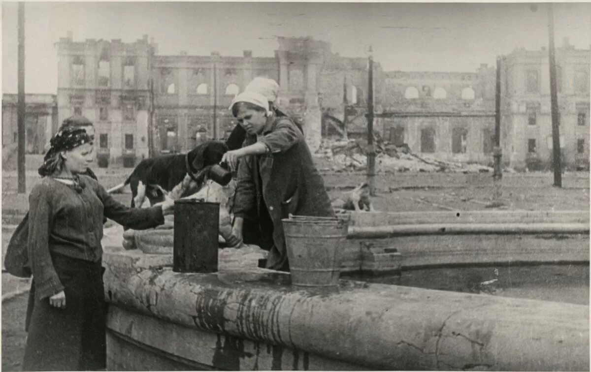 Волгоград фонтан 1942. Сталинградская битва фонтан 1941. Сталинград 1942. Сталинград 1942 до войны. Открытый город во время войны