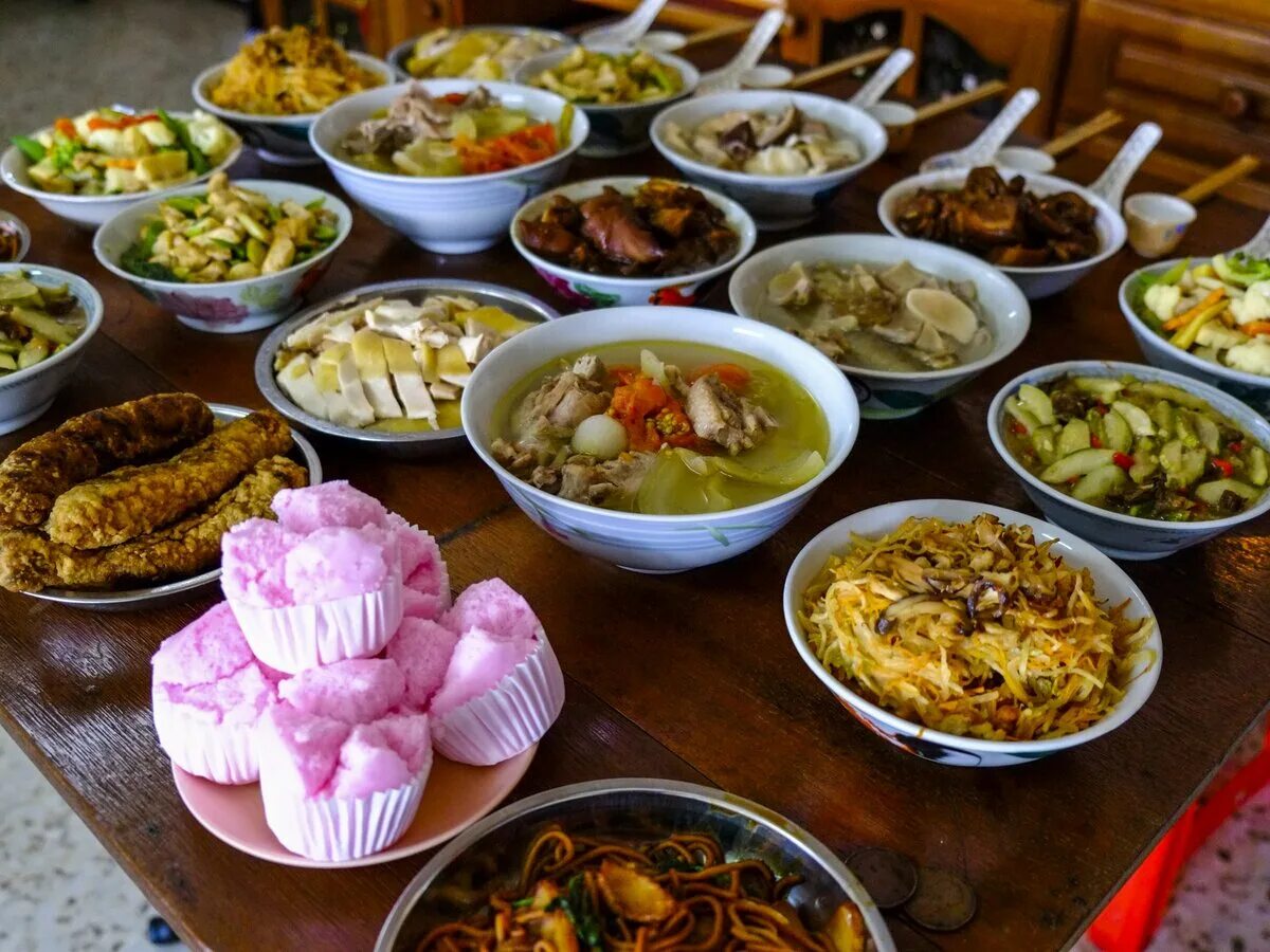 Китайский праздничный стол. Китайский новогодний стол. Китайский стол с едой. Китайские блюда на праздник.