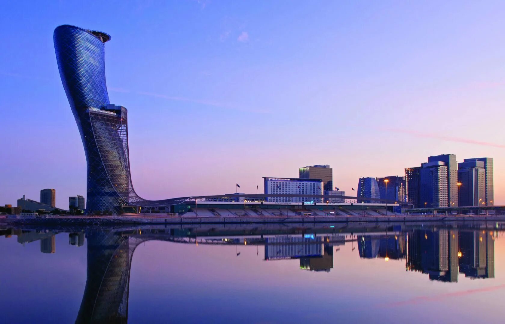 Небоскреб столица. Башня «Capital Gate» (Абу-Даби, ОАЭ,. Башня Кэпитал гейт Абу Даби. Падающая башня Абу Даби. Падающая башня Capital Gate.