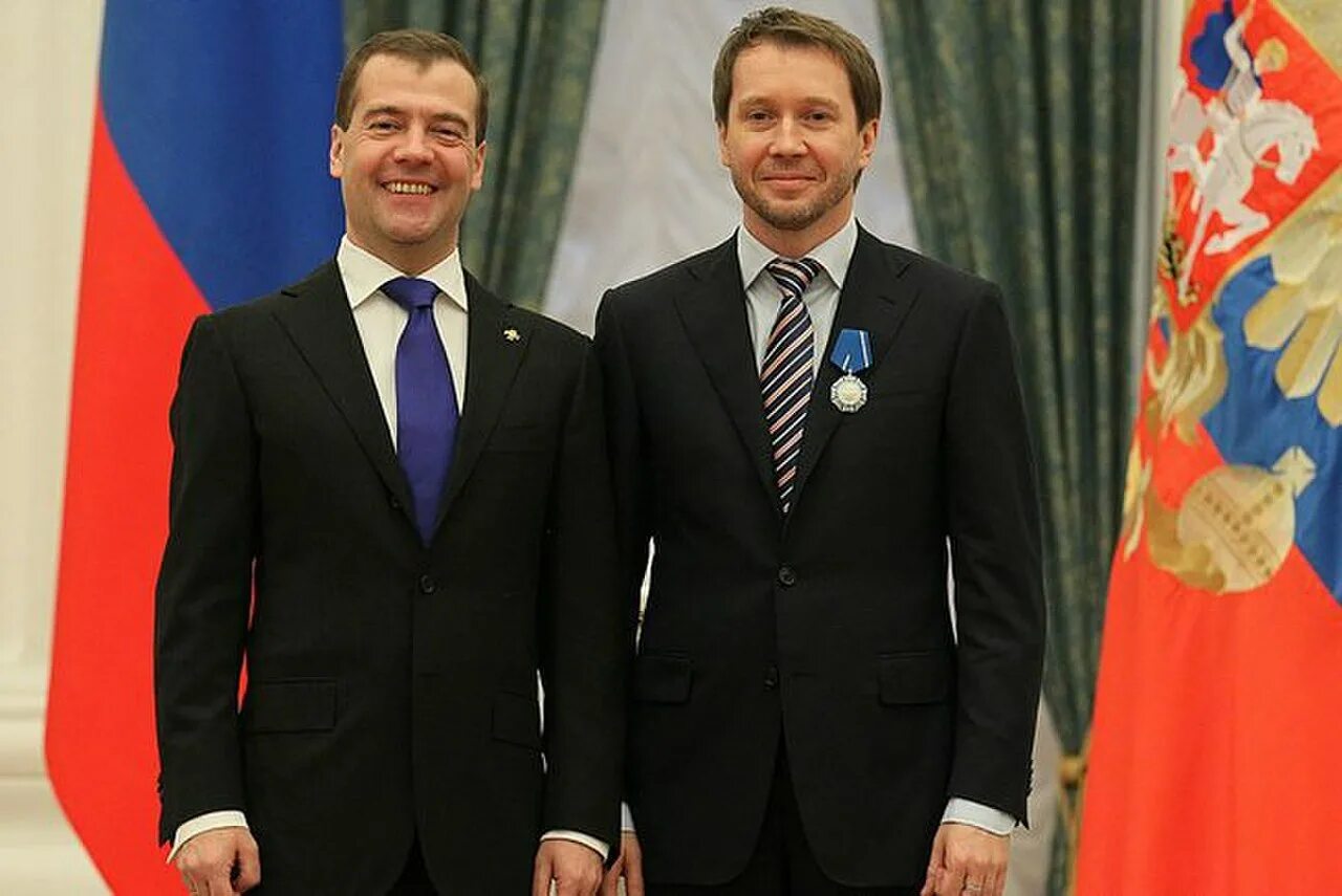 Награда медведеву. Медведев награды. Награждение Медведевым.