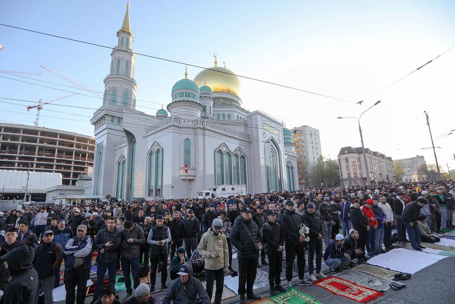 Ураза в москве. Курбан байрам Московская Соборная мечеть. Ураза-байрам 2023 Московская Соборная мечеть. Рамадан Соборная мечеть Москвы. Ураза байрам Московская Соборная мечеть.