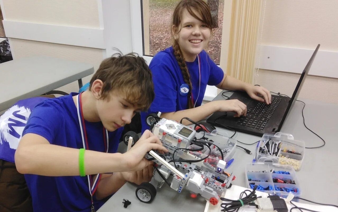 Робототехника для детей. Соревнования по робототехнике. Что такое робототехника для школьников. Школьники робототехника. Юные робототехники