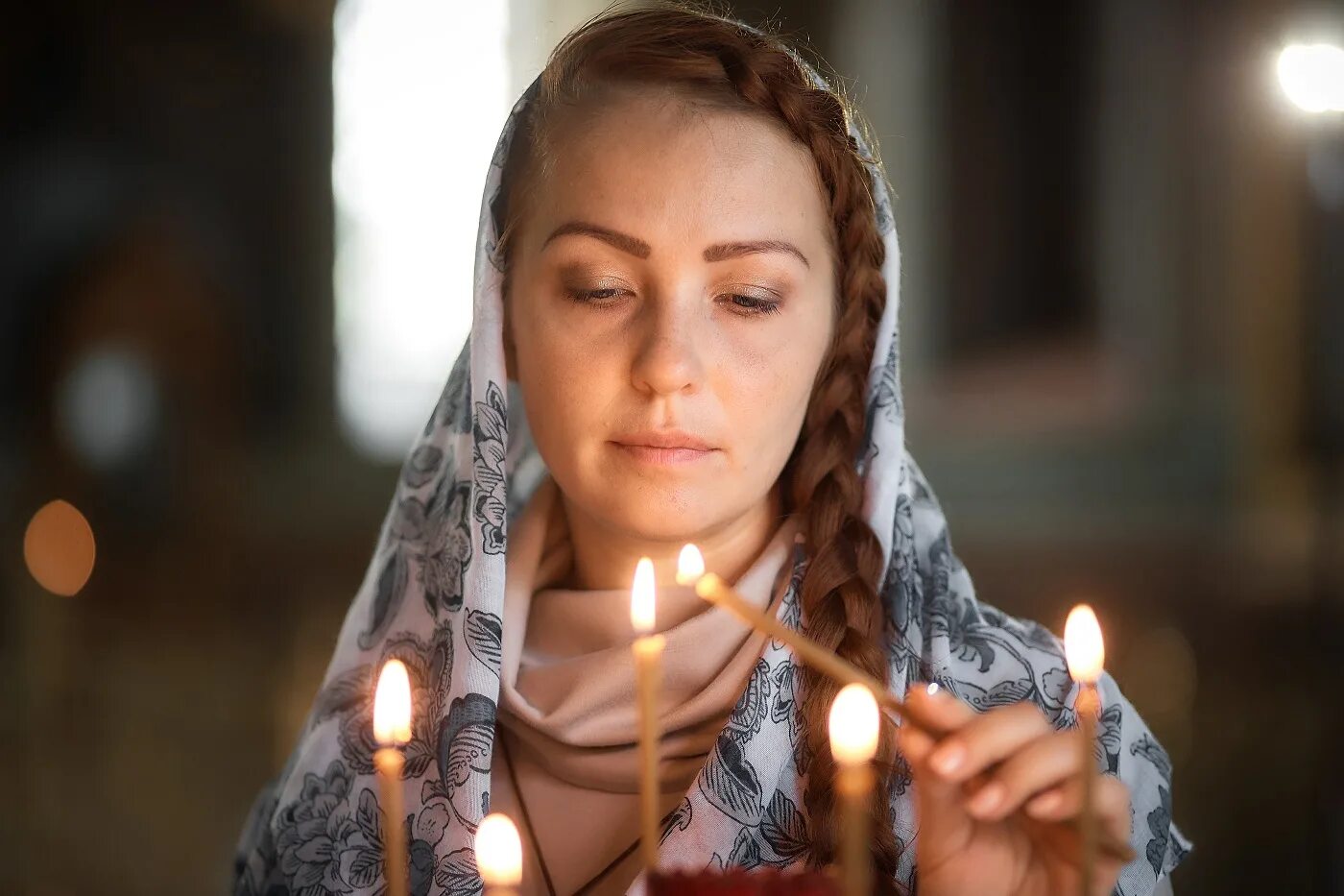 Женщина в храме. Женщина молится. Православная женщина. Женщина молится в церкви.