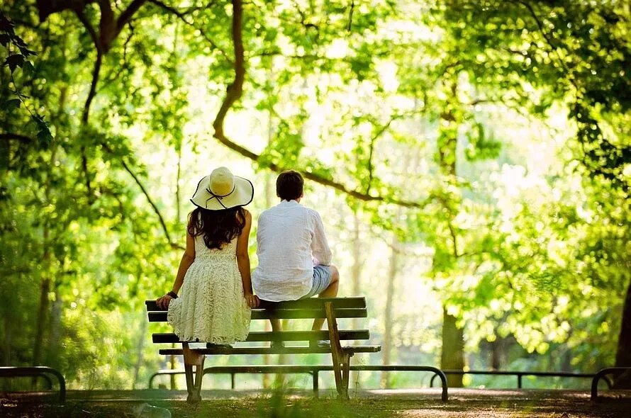 Тихое счастье рассказ. Влюбленные на скамейке. Романтический парк. Прогулка по парку. Парень с девушкой на скамейке.