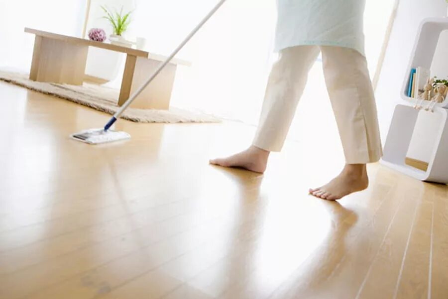 Мужчина убирается в доме. Ремонт полов. Уборка пола. Острожка и циклевка паркетных полов. Девушка собирает мебель.