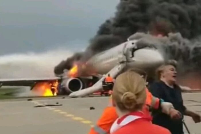 Шереметьево 5 май. Катастрофа SSJ 100 В Шереметьево 05.05.19. Сухой Суперджет 100 Шереметьево пожар. Катастрофа SSJ 100 В Шереметьево. Катастрофа в Шереметьево 2019.