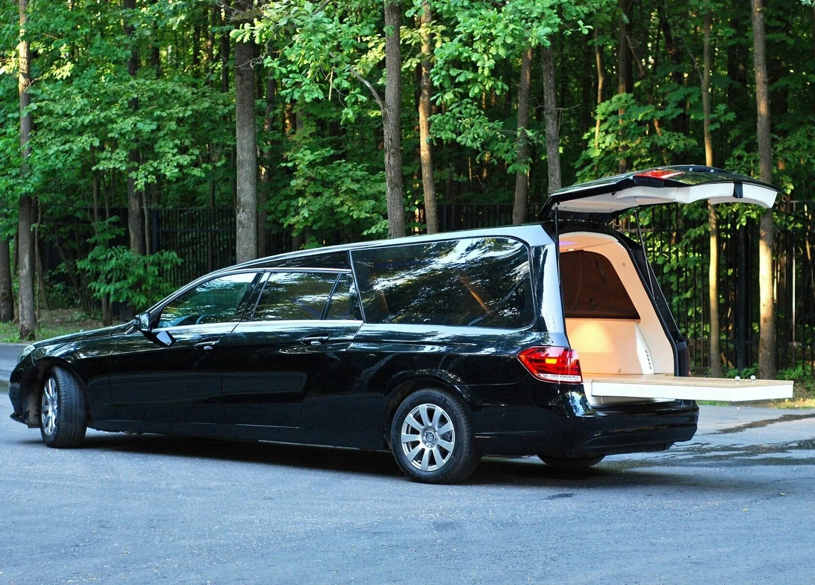 Катафалк транспорт. Ford transit катафалк. Катафалк газель некст. Volkswagen crafter катафалк. Кадиллак катафалк.