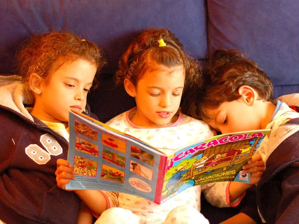 Включи дети читают. Дети читают. Дети читают журналы. Дети рассказывают истории. Журналы для детей.